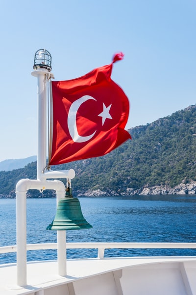 旗杆上挂着土耳其国旗和铃铛